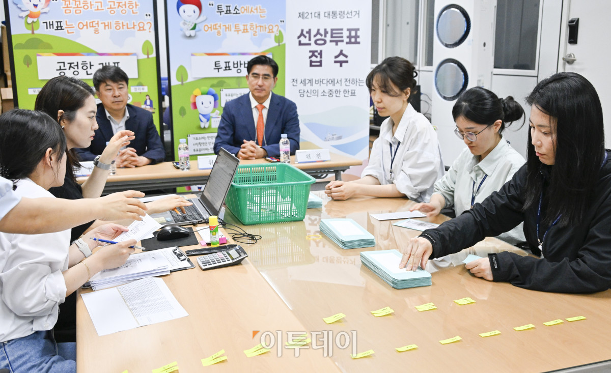 ▲제21대 대통령선거 선상투표 기간(26일~29일)인 27일 서울 종로구 서울특별시선거관리위원회에서 선관위 직원들이 망망대해에 있는 선박의 선원들이 투표한 후 (전자)팩시밀리를 이용해 전송한 투표지를 접수하고 있다. 선상투표에는 대한민국 국민이 선장을 맡고 있는 원양어선, 외항 여객선 등에 승선 중인 서울지역 선거인 246명(전국 3051명)이 참여한다. 선관위는 기표된 부분이 봉합 상태로 수신되는 '쉴드팩스'로 투표지를 수신한 뒤 투표자의 주민등록지 관할 구선관위에 등기 우편을 보내고 구선관위는 이를 선거일까지 우편투표함에 보관 후 선거일에 개표소에서 개표한다. 조현호 기자 hyunho@