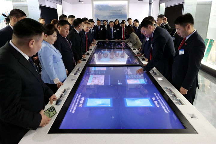 ▲경기도의회 체험형 의정 홍보관 '경기마루'에서 참석자들이 대형 터치스크린을 활용해 전시된 정보를 살펴보고 있다. (경기도의회의)