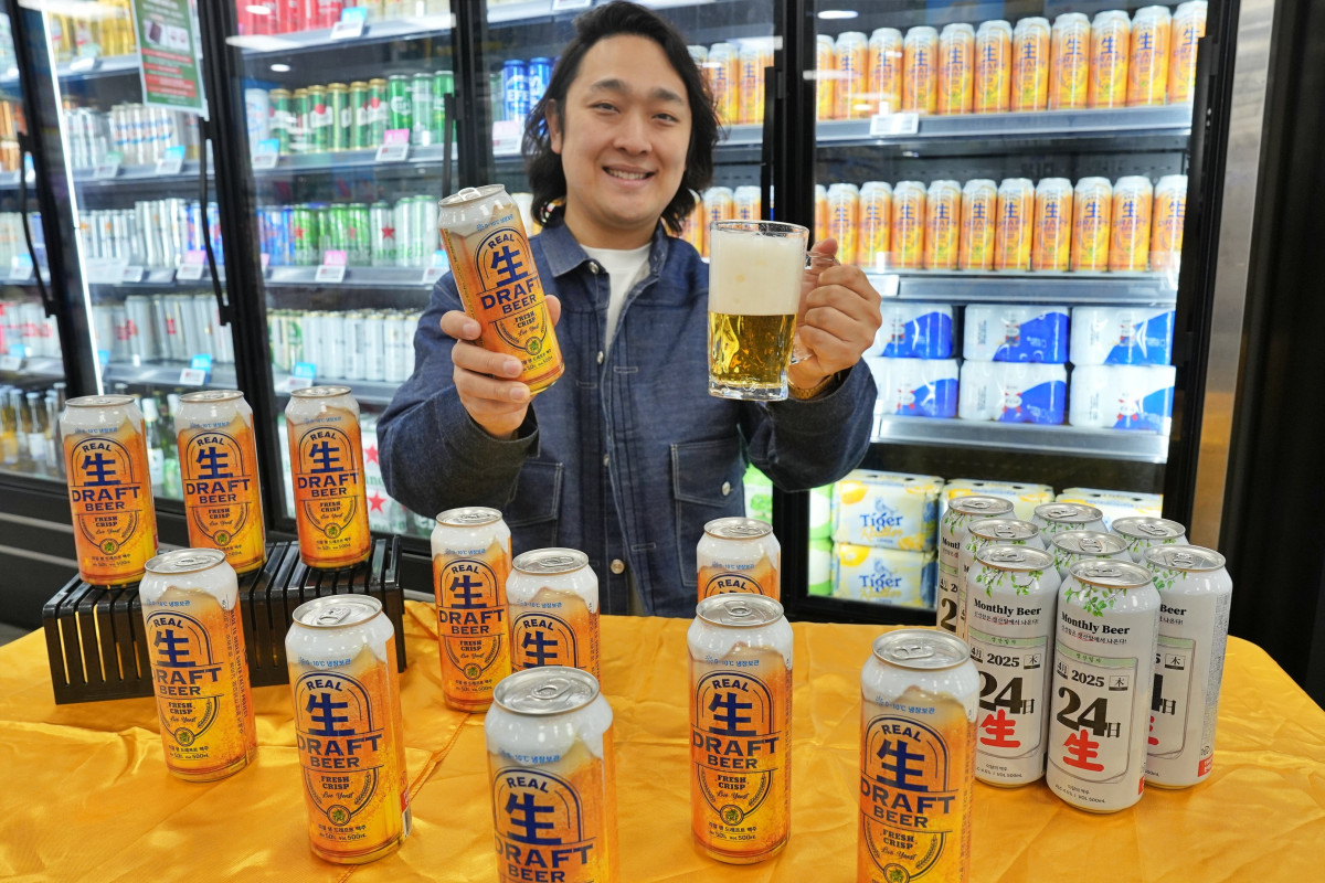 ▲송규현 상품기획자가 28일 서울 송파구에 있는 롯데마트 제타플렉스 잠실점 주류 코너에서 리얼 생드래프트 맥주를 소개하고 있다.  (사진제공=롯데쇼핑)