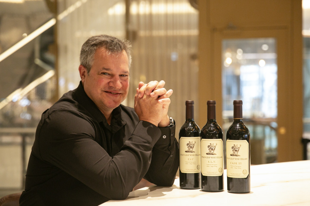 ▲27일 서울 송파구 신천동 클럽코라빈에서 진행된 스택스 립 와인 셀러 공식 론칭 기자간담회에서 마커스 노타로(Marcus Notaro) 스택스 립 와인 셀러 수석 와인메이커가 와인을 소개하고 있다. (사진제공=아영FBC)