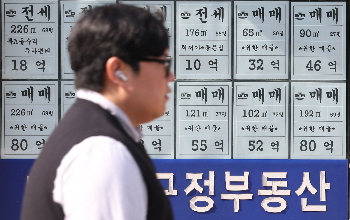 ▲토지거래허가구역(토허제) 확대 재지정 이후 서울 강남구를 비롯한 일부 지역에서 평균 아파트 매매가 상승세가 지속되고 있다. 26일 서울 강남구 압구정로데오역 인근 부동산에 매매 관련 안내문이 부착돼 있다. 연합뉴스