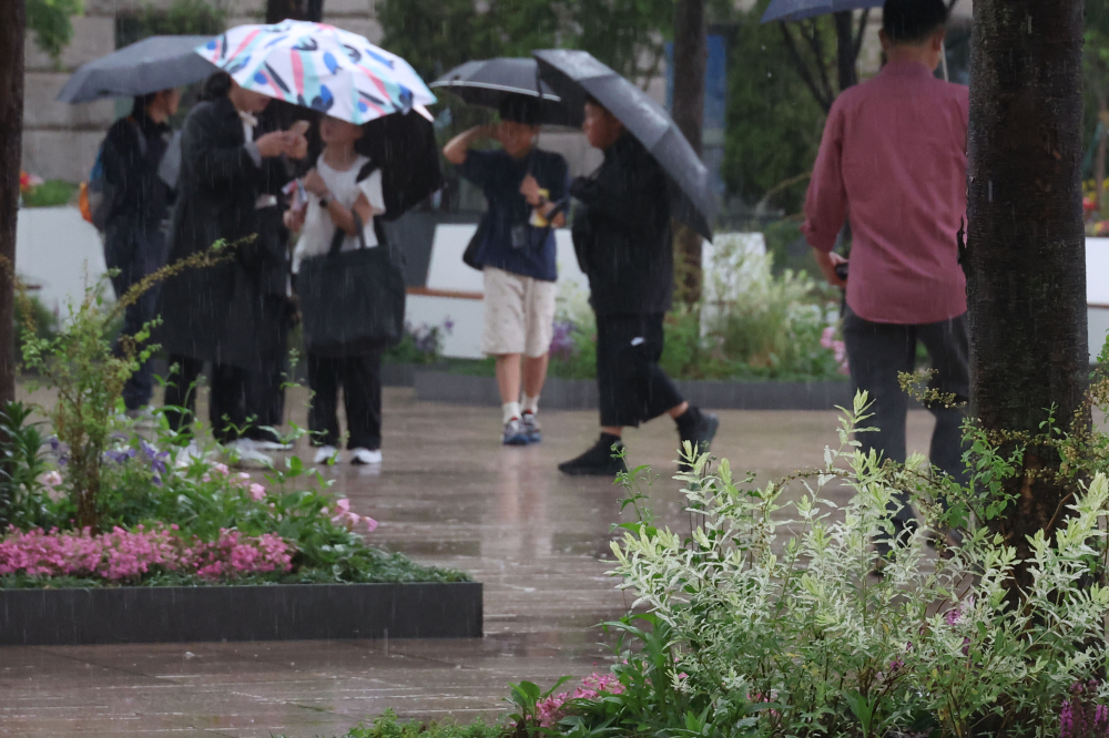 ▲서울 중구 서울광장 인근에 우산을 쓴 시민들이 발걸음을 재촉하고 있다. (고이란 기자 photoeran@)