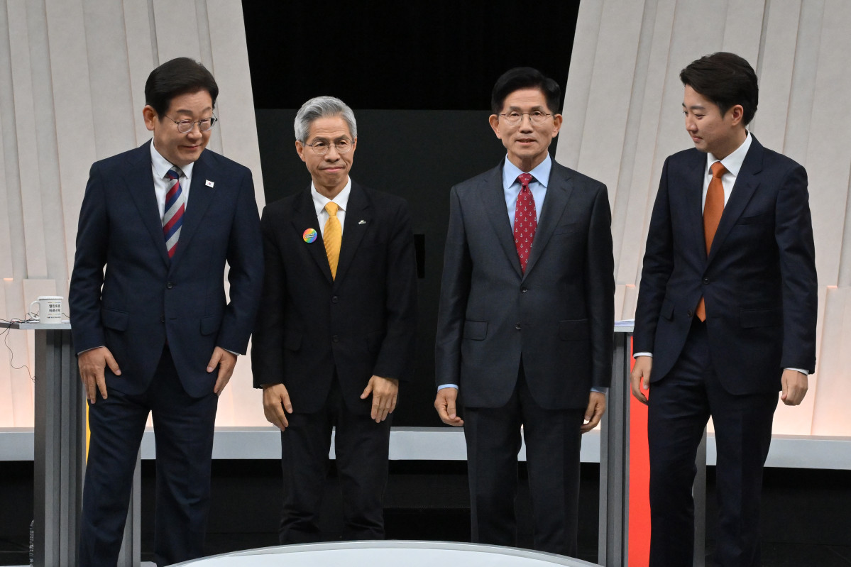 ▲더불어민주당 이재명·민주노동당 권영국·국민의힘 김문수·개혁신당 이준석 대선 후보가 27일 서울 마포구 상암동 MBC 스튜디오에서 진행된 정치 분야 TV토론회에 앞서 포즈를 취한 후 자리로 향하고 있다. (연합뉴스)