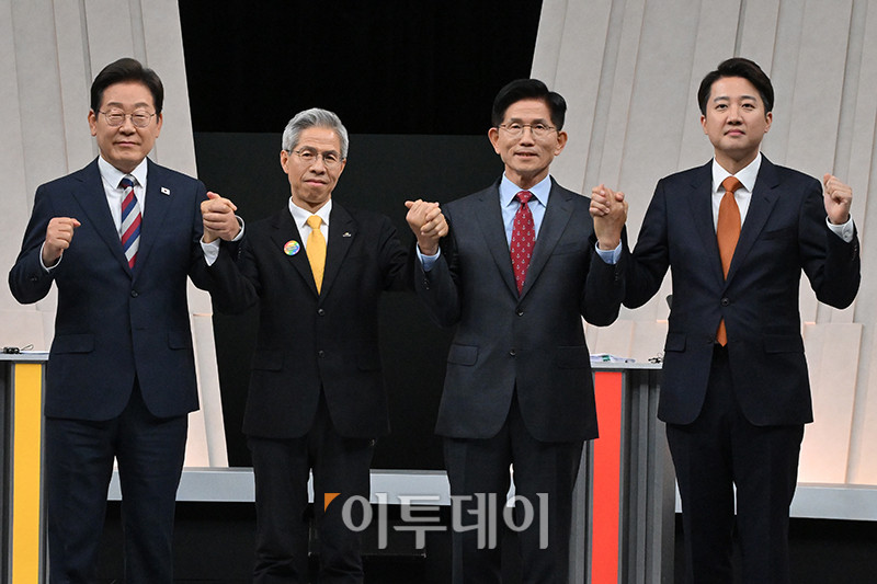 ▲27일 서울 상암 MBC스튜디오에서 열린 21대 대선후보 3차 토론회에서 더불어민주당 이재명(왼쪽부터), 민주노동당 권영국, 국민의힘 김문수, 개혁신당 이준석 후보가 기념촬영을 하고 있다. 국회사진기자단