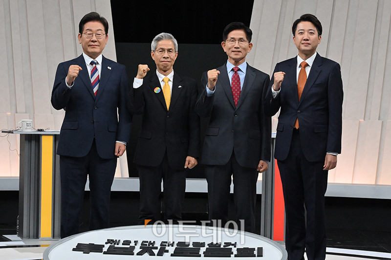 ▲27일 서울 상암 MBC스튜디오에서 열린 21대 대선후보 3차 토론회에서 더불어민주당 이재명(왼쪽부터), 민주노동당 권영국, 국민의힘 김문수, 개혁신당 이준석 후보가 기념촬영을 하고 있다. 국회사진기자단