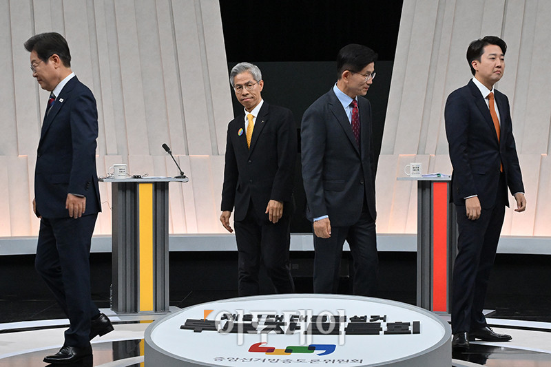 ▲27일 서울 상암 MBC스튜디오에서 열린 21대 대선후보 3차 토론회에서 더불어민주당 이재명(왼쪽부터), 민주노동당 권영국, 국민의힘 김문수, 개혁신당 이준석 후보가 기념촬영을 마치고 자리로 향하고 있다. 국회사진기자단