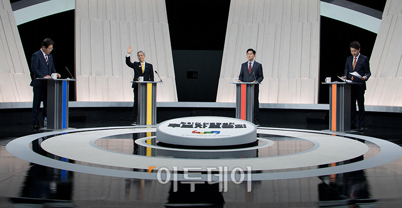 ▲27일 서울 상암 MBC스튜디오에서 열린 21대 대선후보 3차 토론회에서 더불어민주당 이재명(왼쪽부터), 민주노동당 권영국, 국민의힘 김문수, 개혁신당 이준석 후보가 토론준비를 하고 있다. 국회사진기자단