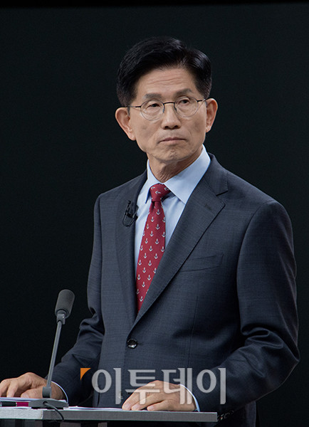 ▲27일 서울 상암 MBC스튜디오에서 열린 21대 대선후보 3차 토론회에서 국민의힘 김문수 후보가 토론 준비를 하고 있다. 국회사진기자단