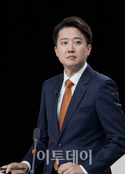 ▲27일 서울 상암 MBC스튜디오에서 열린 21대 대선후보 3차 토론회에서 개혁신당 이준석 후보가 토론 준비를 하고 있다. 국회사진기자단