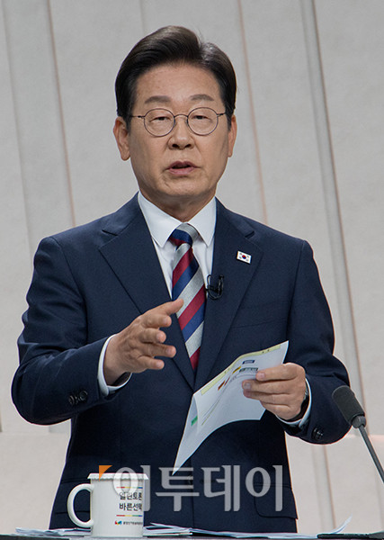 ▲27일 서울 상암 MBC스튜디오에서 열린 21대 대선후보 3차 토론회에서 더불어민주당 이재명 후보가 토론 준비를 하고 있다. 국회사진기자단