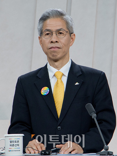 ▲27일 서울 상암 MBC스튜디오에서 열린 21대 대선후보 3차 토론회에서 민주노동당 권영국 후보가 토론 준비를 하고 있다. 국회사진기자단