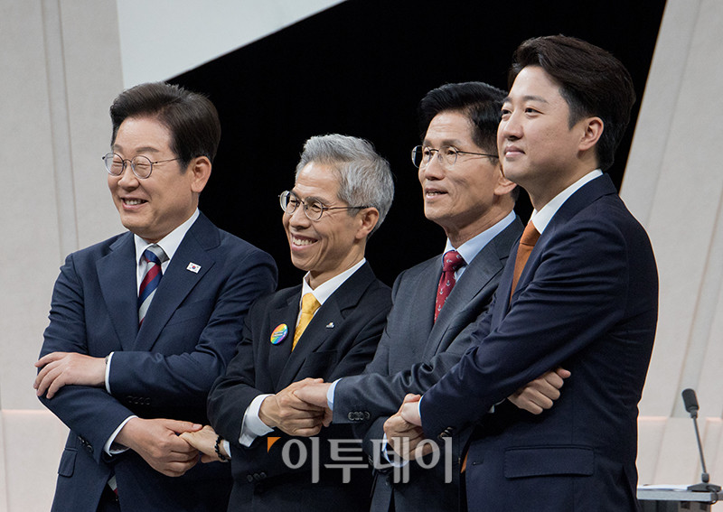 ▲27일 서울 상암 MBC스튜디오에서 열린 21대 대선후보 3차 토론회에서 더불어민주당 이재명(왼쪽부터), 민주노동당 권영국, 국민의힘 김문수, 개혁신당 이준석 후보가 기념촬영을 하고 있다. 국회사진기자단
