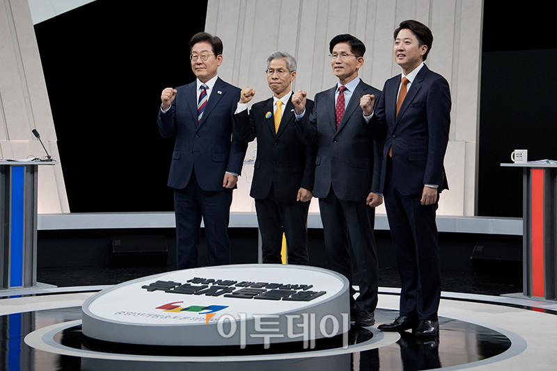 ▲27일 서울 상암 MBC스튜디오에서 열린 21대 대선후보 3차 토론회에서 더불어민주당 이재명(왼쪽부터), 민주노동당 권영국, 국민의힘 김문수, 개혁신당 이준석 후보가 기념촬영을 하고 있다. 국회사진기자단