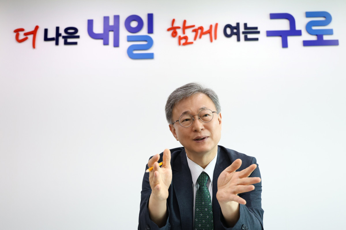 ▲장인홍 구로구청장이 21일 구로구청 집무실에서 이투데이와 인터뷰를 하고 있다. 사진제공-구로구