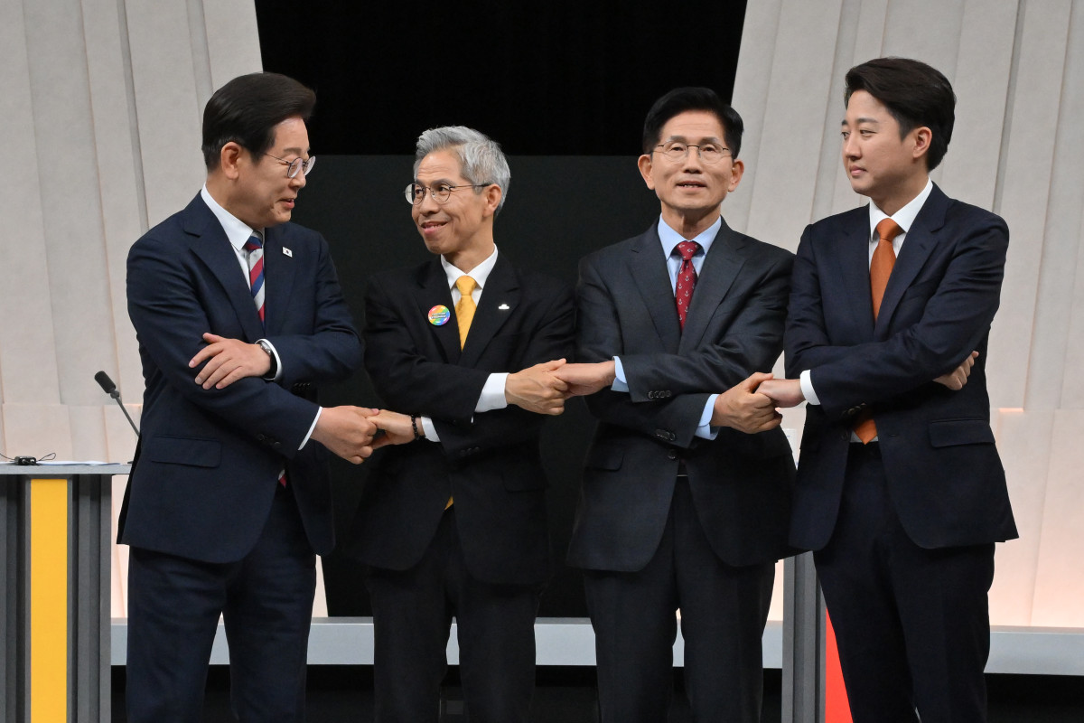 ▲ 27일 오후 서울 마포구 상암동 MBC 스튜디오에서 열린 중앙선거방송토론위원회 주관 제21대 대통령선거 3차 후보자토론회 시작에 앞서 각 정당 대선후보들이 기념촬영을 하고 있다. 왼쪽부터 이재명 더불어민주당, 권영국 민주노동당, 김문수 국민의힘, 이준석 개혁신당 대선후보. 2025.05.27. (뉴시스)