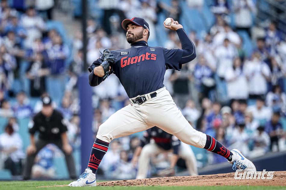 ▲롯데 자이언츠 새 외국인 투수 알렉 감보아가 27일 대구삼성라이온즈파크에서 열린 2025 프로야구 삼성 라이온즈와 방문 경기에서 투구하고 있다.  (사진제공=롯데 자이언츠)