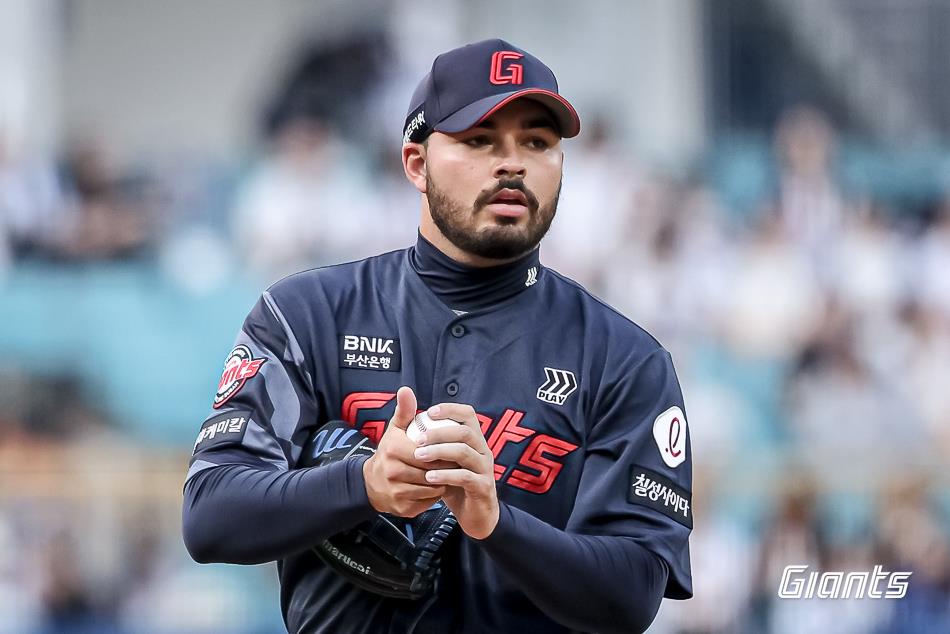 ▲ 롯데 자이언츠 새 외국인 투수 알렉 감보아가 27일 대구삼성라이온즈파크에서 열린 2025 프로야구 삼성 라이온즈와 방문 경기에서 호흡을 다듬고 있다. (사진제공=롯데 자이언츠)