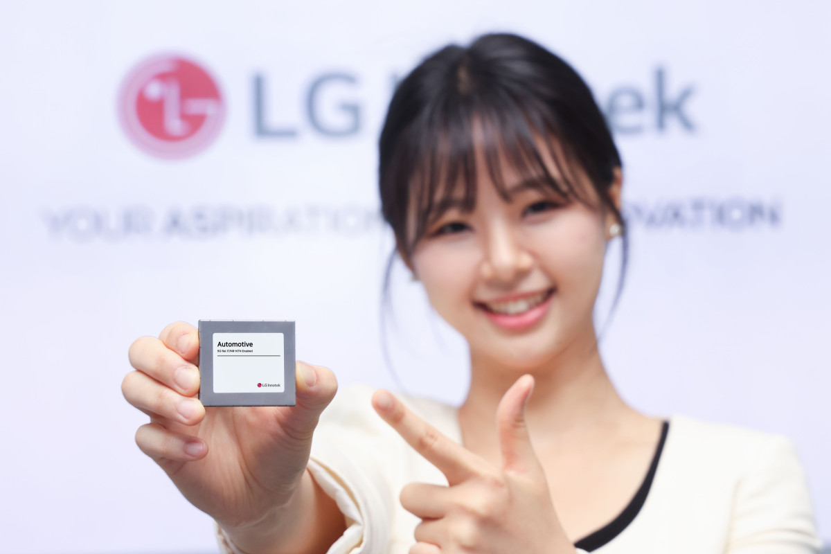 ▲LG이노텍 직원이 ‘3세대 5G 통신모듈’을 선보이고 있다. (사진제공=LG이노텍)