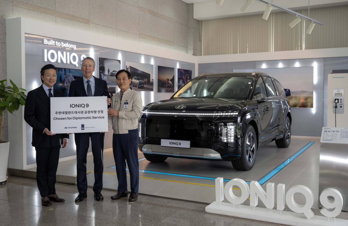 ▲현대차 아산공장에서 진행된 아이오닉 9 주한네덜란드대사관 공식 관용차 전달식에서 참석자들이 기념 촬영을 하고 있다. (왼쪽부터) 현대차 GPO 김일범 부사장, 페이터 반 더 플리트(Peter van der Vliet) 주한네덜란드대사, 현대차 아산공장장 박세국 전무 (사진=현대차)