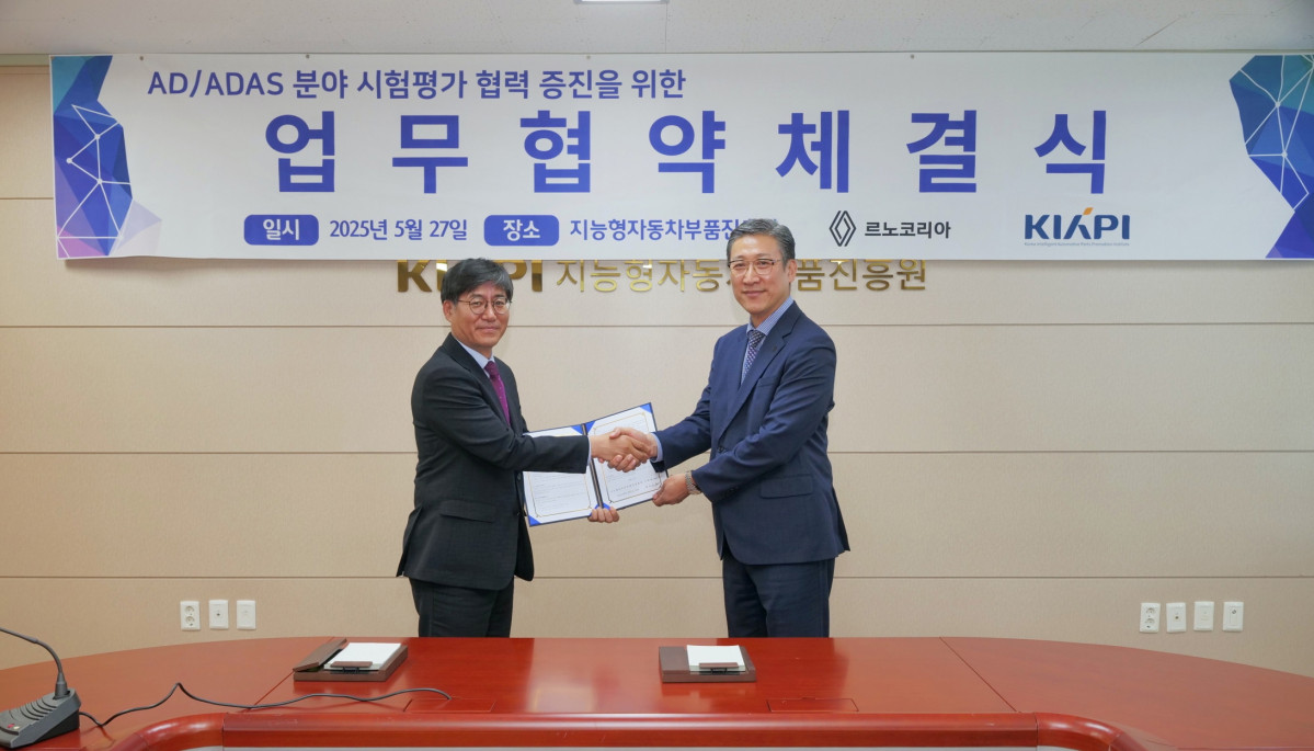 ▲르노코리아-지능형자동차부품진흥원(KIAPI) 업무 협약식. KIAPI 서재형 원장(사진 왼쪽)과 르노테크놀로지코리아 최성규 연구소장(사진 오른쪽) (사진=르노코리아)