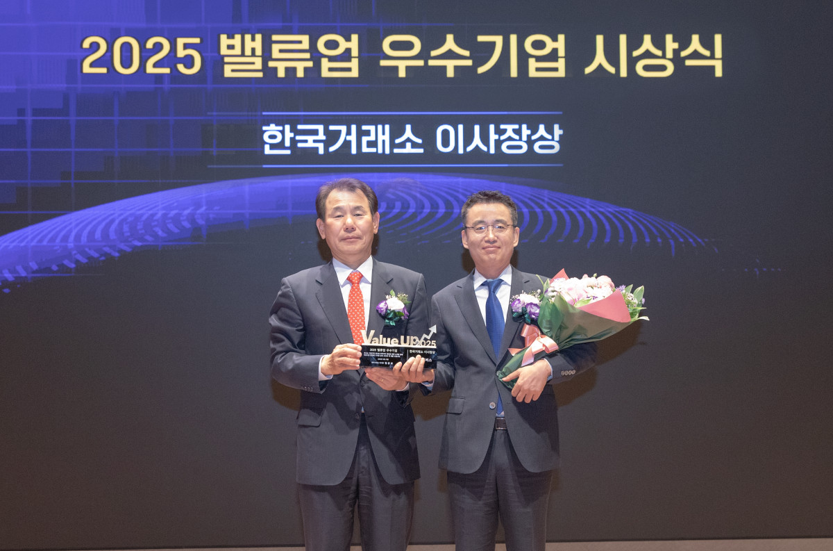 ▲27일 서울 영등포구의 한국거래소에서 열린 '밸류업 우수기업 선정 시상식'에서 유병각 현대글로비스 기획재경본부장 전무(오른쪽)이 정은보 한국거래소 이사장과 기념촬영을 하고 있다. (사진=현대글로비스)