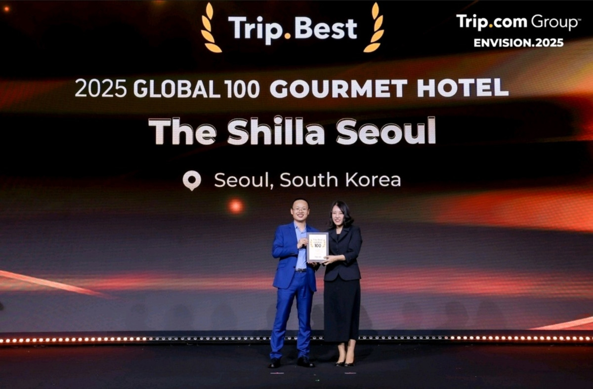 ▲왼쪽부터 브루스 두(Bruce Du) 트립닷컴 총괄 부서장, 황유나 서울신라호텔 인차지 (사진제공=호텔신라)