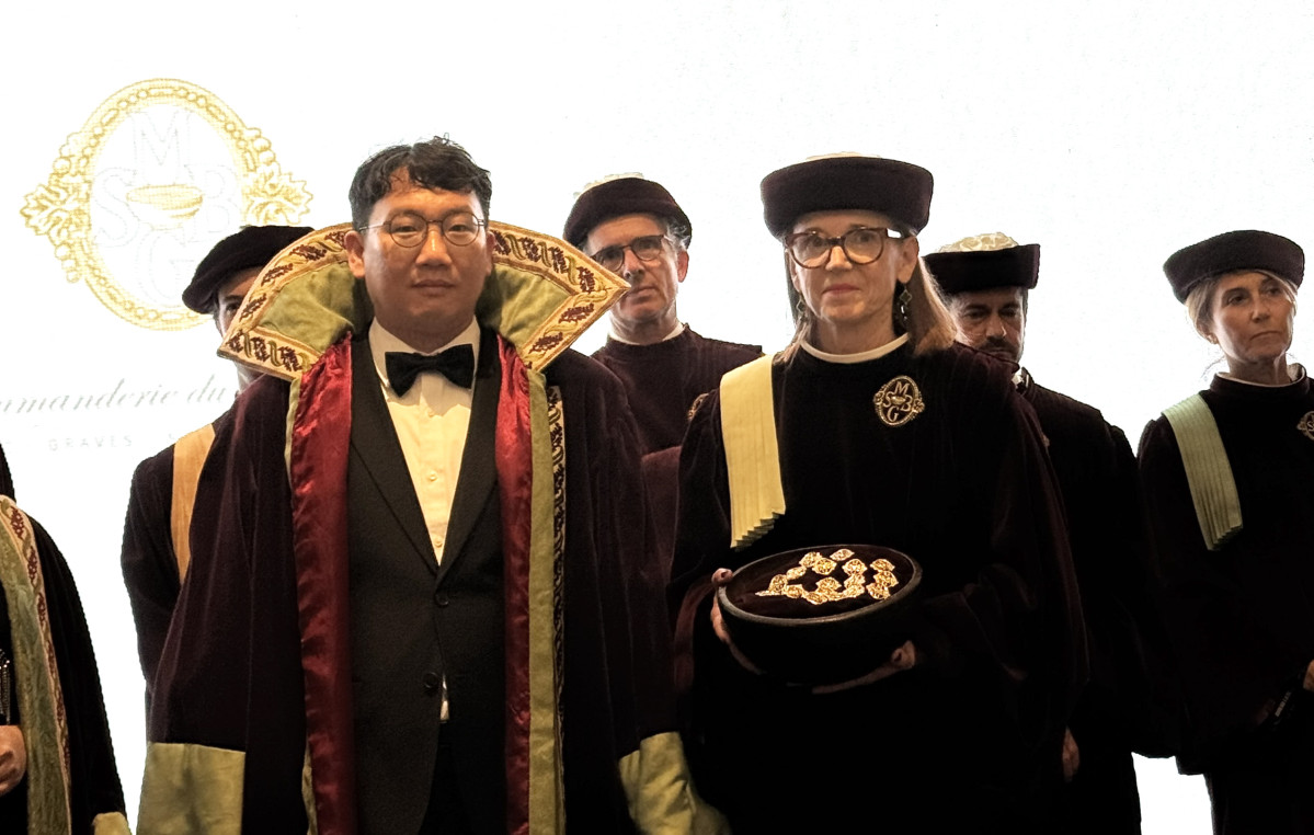 ▲안진성 GS리테일 와인 MD가 프랑스 와인 기사 작위 '코망드리'를 받고 있다. (사진제공=GS리테일)