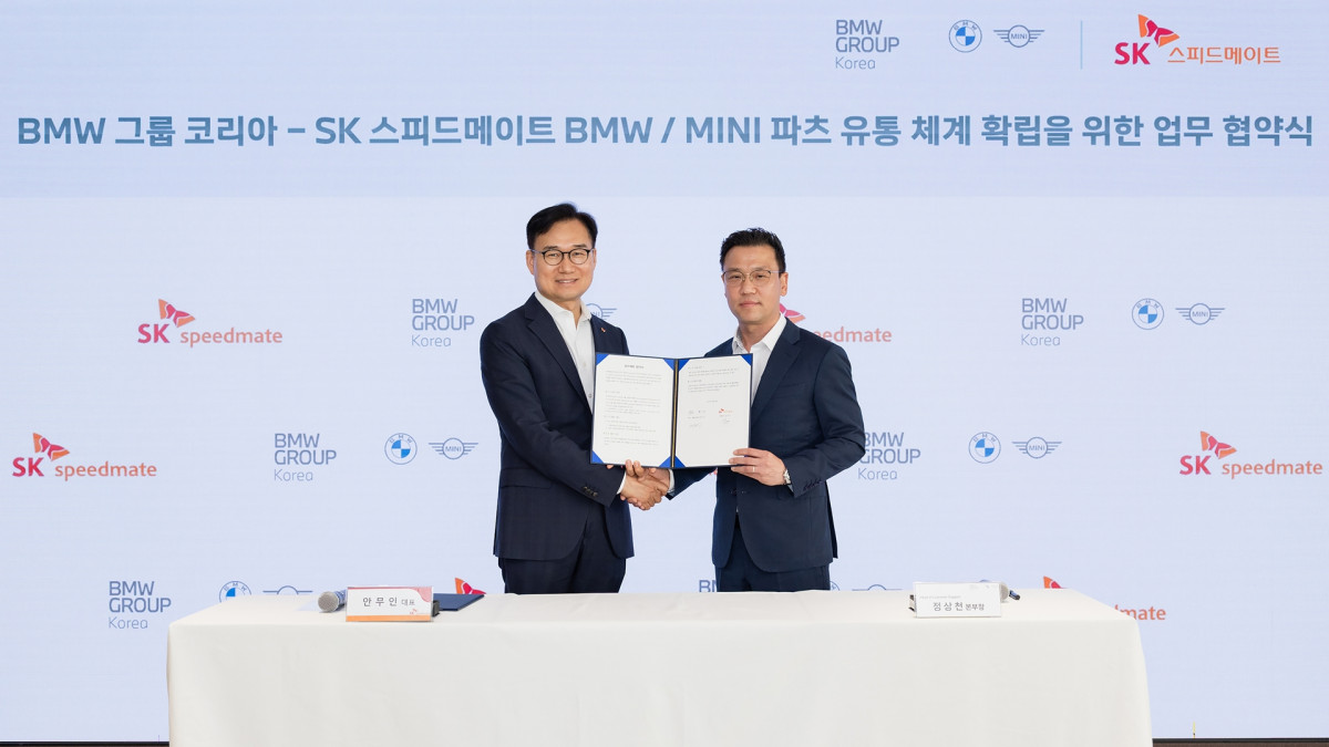 ▲안무인 SK스피드메이트 대표(왼쪽)와 정상천 BMW 그룹 코리아 서비스 총괄 본부장이 오리지널 부품 공식 공급 협약을 체결한 후 기념 사진을 찍고 있다. (사진=BMW 그룹 코리아)