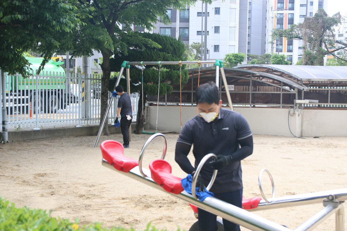 ▲금호타이어 직원들로 구성된 자원봉사단이 광주공장 인근 아파트 및 어린이집 등의 공공 공간을 청소하고 있다. (사진=금호타이어)