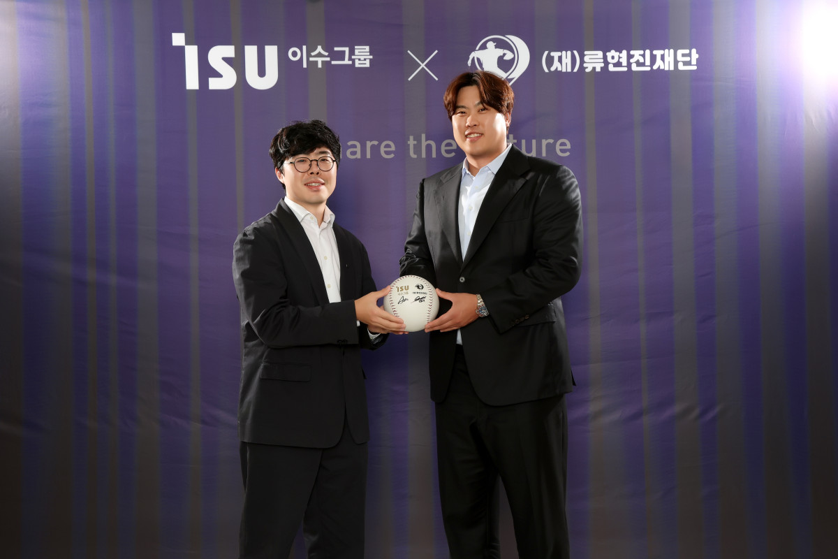 ▲이수그룹은 26일 류현진재단과 협약식을 갖고 2025년 중점 추진하는 주요 사업에 공식 파트너로 참여한다고 밝혔다.<왼쪽부터 김세민 이수 사업총괄기획실장, 류현진 류현진재단 이사장> (사진제공 = 이수그룹)
