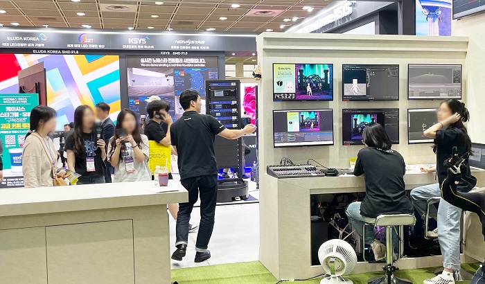 ▲실시간 모션캡쳐와 유튜브 스트리밍 중인 오퍼레이팅룸의 모습