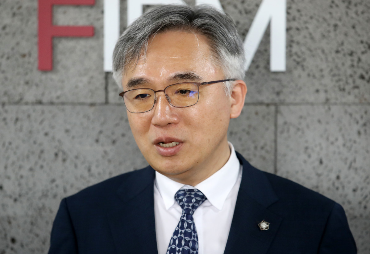 ▲ 고(故) 박원순 전 서울시장 유족 측 법률대리인이었던 정철승 변호사가 2023년 4월 14일 서울 서초구 법무법인 더펌에서 후배 변호사 성추행 의혹 관련 기자회견을 하고 있다. (뉴시스)