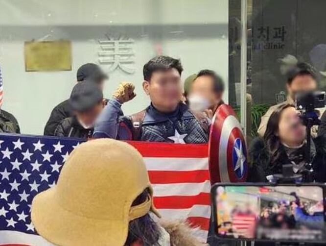 ▲2월 10일 오전 서울 중구 국가인권위원회 앞에서 영화 캡틴 아메리카 주인공 복장을 한 윤석열 대통령 지지자 안모씨가 윤 대통령의 불구속 수사를 권고할 것을 인권위에 촉구하고 있다.   (연합뉴스)