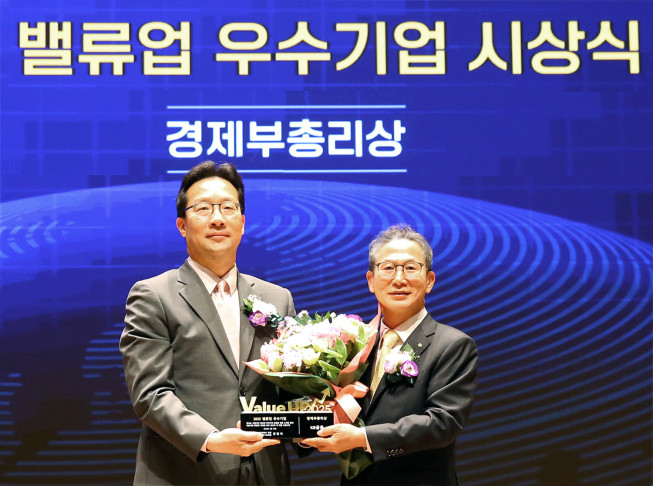 ▲ 27일 서울 여의도 한국거래소에서 열린 밸류업 우수기업 시상식에서 양종희 KB금융그룹 회장(오른쪽)과 윤인대 기획재정부 차관보(왼쪽)가 기념 촬영을 하고 있다.