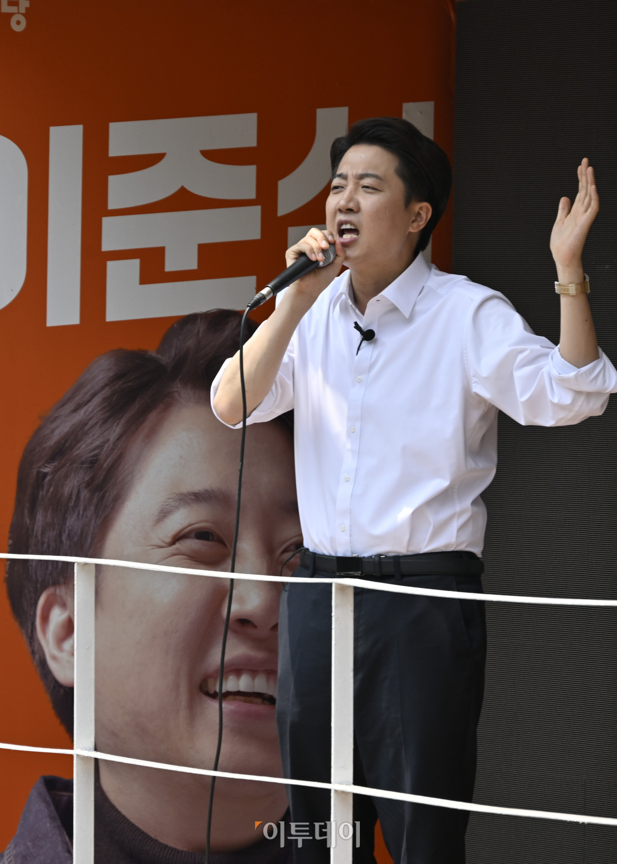 ▲이준석 개혁신당 대선후보가 28일 서울 영등포구 여의도공원을 찾아 산책유세를 마친 후 유세차량에 올라 지지를 호소하고 있다. 조현호 기자 hyunho@