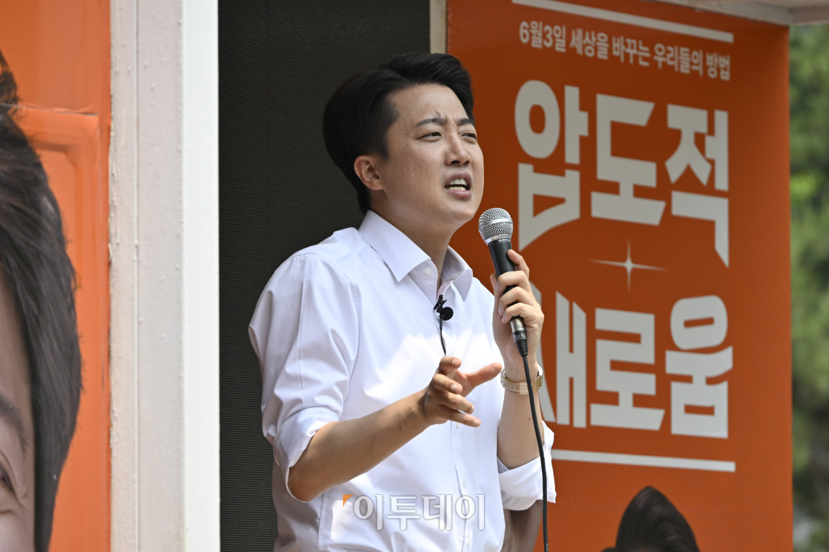 ▲이준석 개혁신당 대선후보가 28일 서울 영등포구 여의도공원을 찾아 산책유세를 마친 후 유세차량에 올라 지지를 호소하고 있다. 조현호 기자 hyunho@
