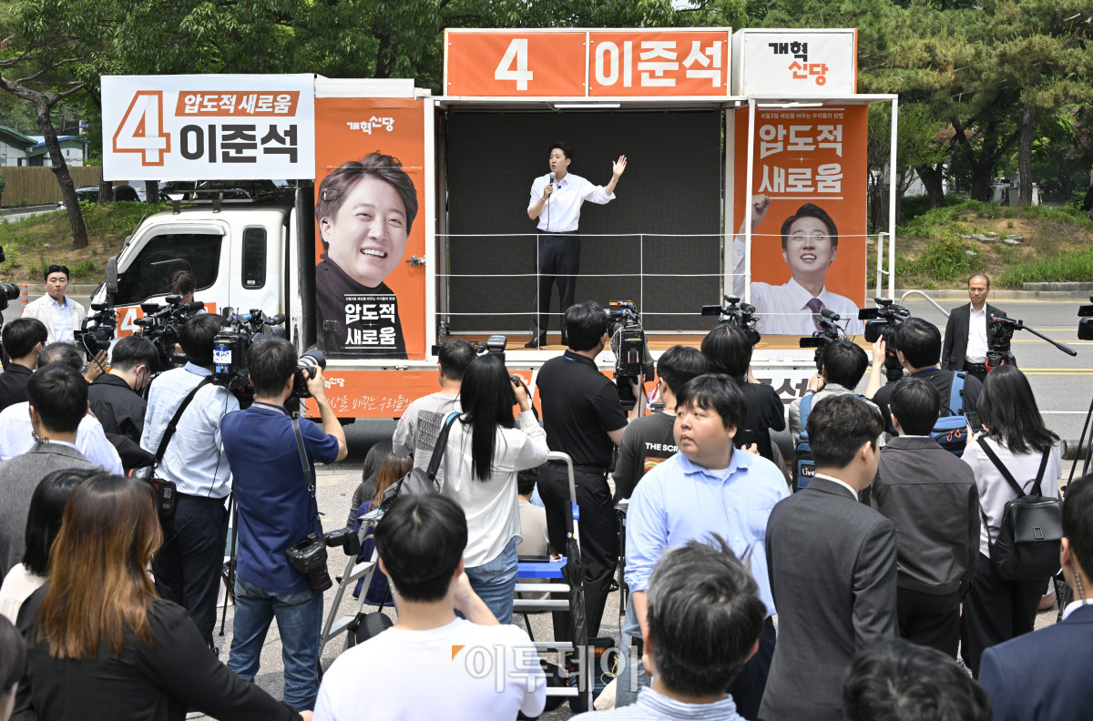 ▲이준석 개혁신당 대선후보가 28일 서울 영등포구 여의도공원을 찾아 산책유세를 마친 후 유세차량에 올라 지지를 호소하고 있다. 조현호 기자 hyunho@