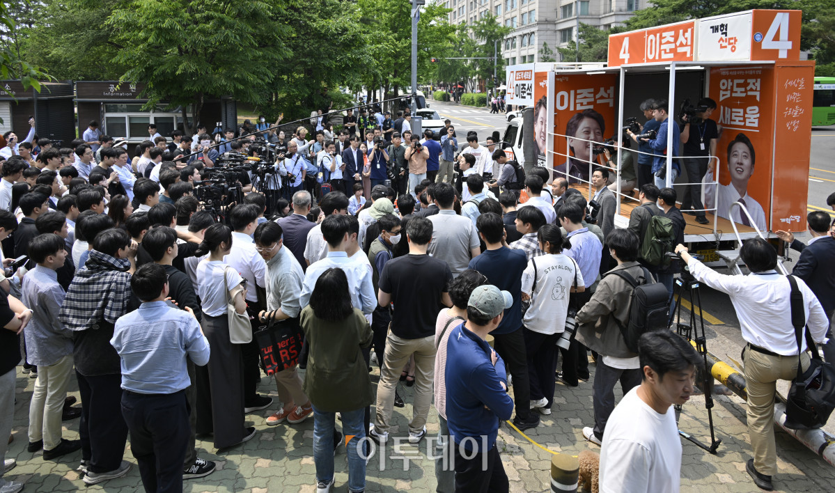 ▲이준석 개혁신당 대선후보가 28일 서울 영등포구 여의도공원을 찾아 산책유세를 마친 후 취재진의 질문에 답하고 있다. 조현호 기자 hyunho@