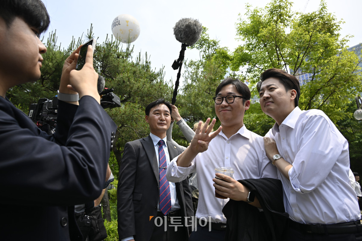 ▲이준석 개혁신당 대선후보가 28일 서울 영등포구 여의도공원을 찾아 산책유세를 하며 시민들과 사진을 찍고 있다. 조현호 기자 hyunho@