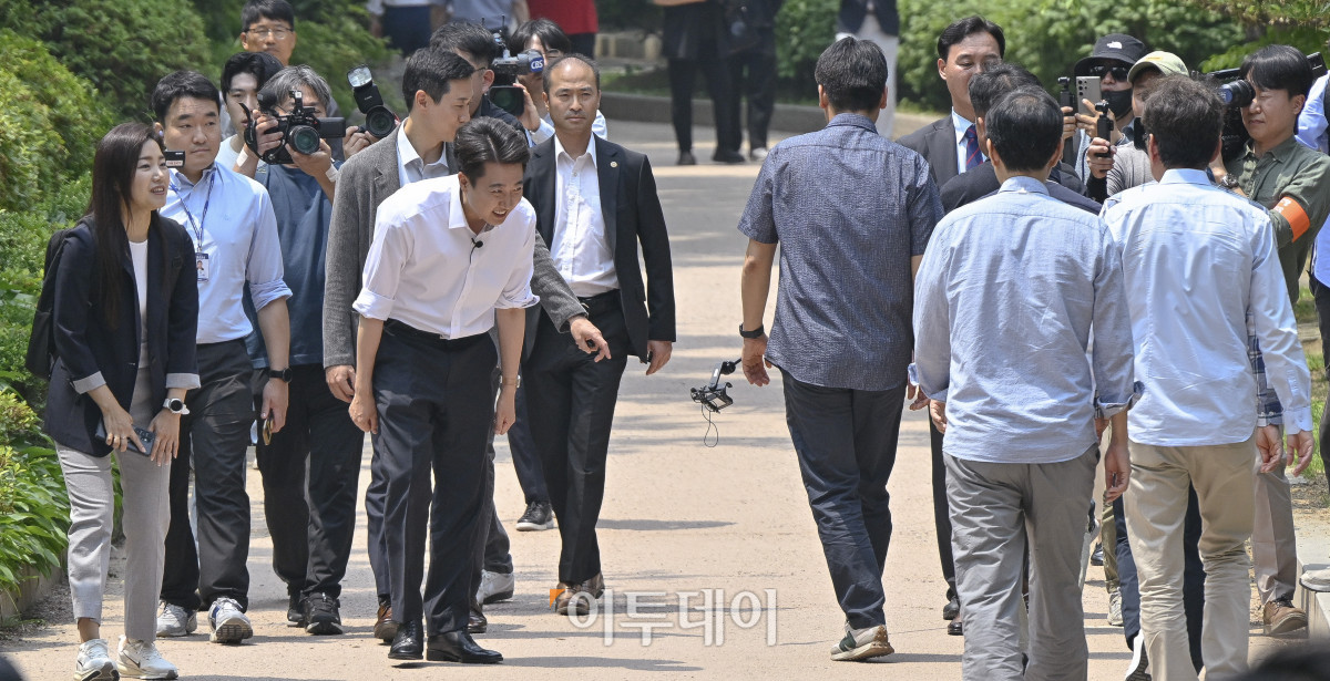 ▲이준석 개혁신당 대선후보가 28일 서울 영등포구 여의도공원을 찾아 산책유세를 하며 시민들과 인사를 하고 있다. 조현호 기자 hyunho@