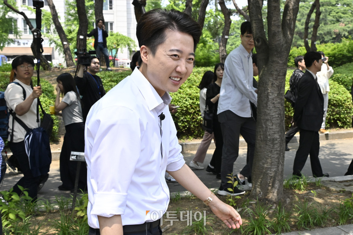 ▲이준석 개혁신당 대선후보가 28일 서울 영등포구 여의도공원을 찾아 산책유세를 하며 시민들과 인사를 하고 있다. 조현호 기자 hyunho@