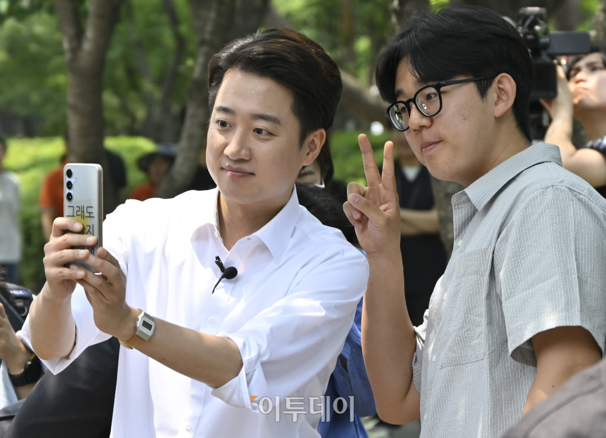 ▲이준석 개혁신당 대선후보가 28일 서울 영등포구 여의도공원을 찾아 산책유세를 하며 시민들과 사진을 찍고 있다. 조현호 기자 hyunho@