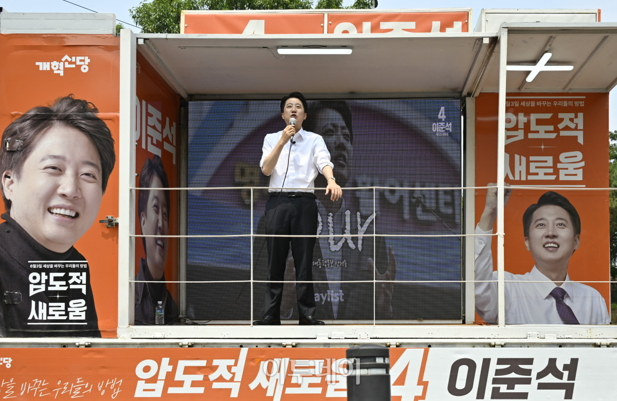 ▲이준석 개혁신당 대선후보가 28일 서울 영등포구 여의도공원을 찾아 산책유세를 마친 후 유세차량에 올라 지지를 호소하고 있다. 조현호 기자 hyunho@