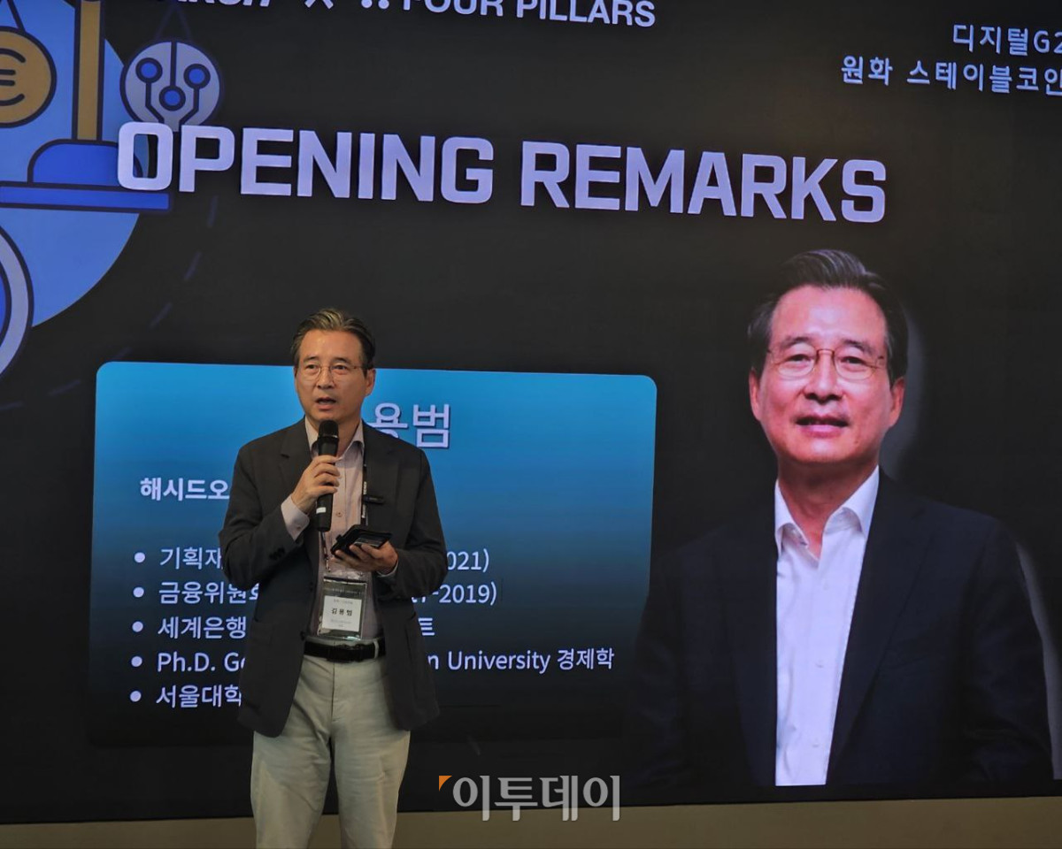 ▲28일 서울 강남구 해시드라운지에서 열린 '디지털G2를 위한 원화 스테이블코인 설계도' 세미나에서 김용범 해시드오픈리서치 대표가 발언하고 있다. (박정호 기자 godot@)