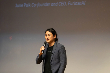 ▲백준호 퓨리오사AI 대표가 ‘AI 반도체로 세상을 삼키다’를 주제로 열린 특강에서 발표하고 있다. 사진제공 서강대