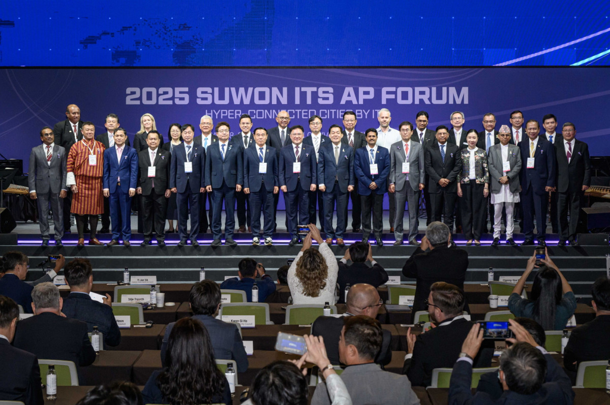 ▲2025 수원 ITS 아태총회 개회식 후 참석자들이 단체 사진을 촬영하고 있다. (수원특례시)
