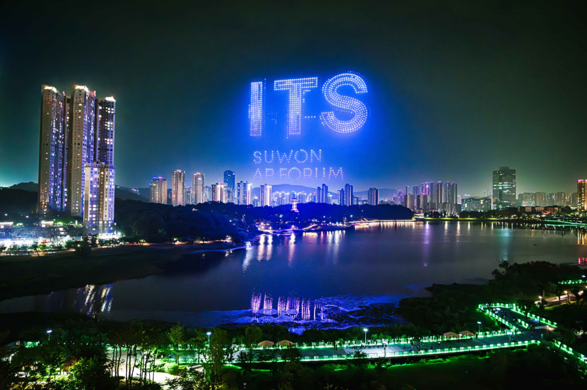 ▲27일 광교호수공원에서 진행된 드론 아트쇼 리허설 모습. (수원특례시)