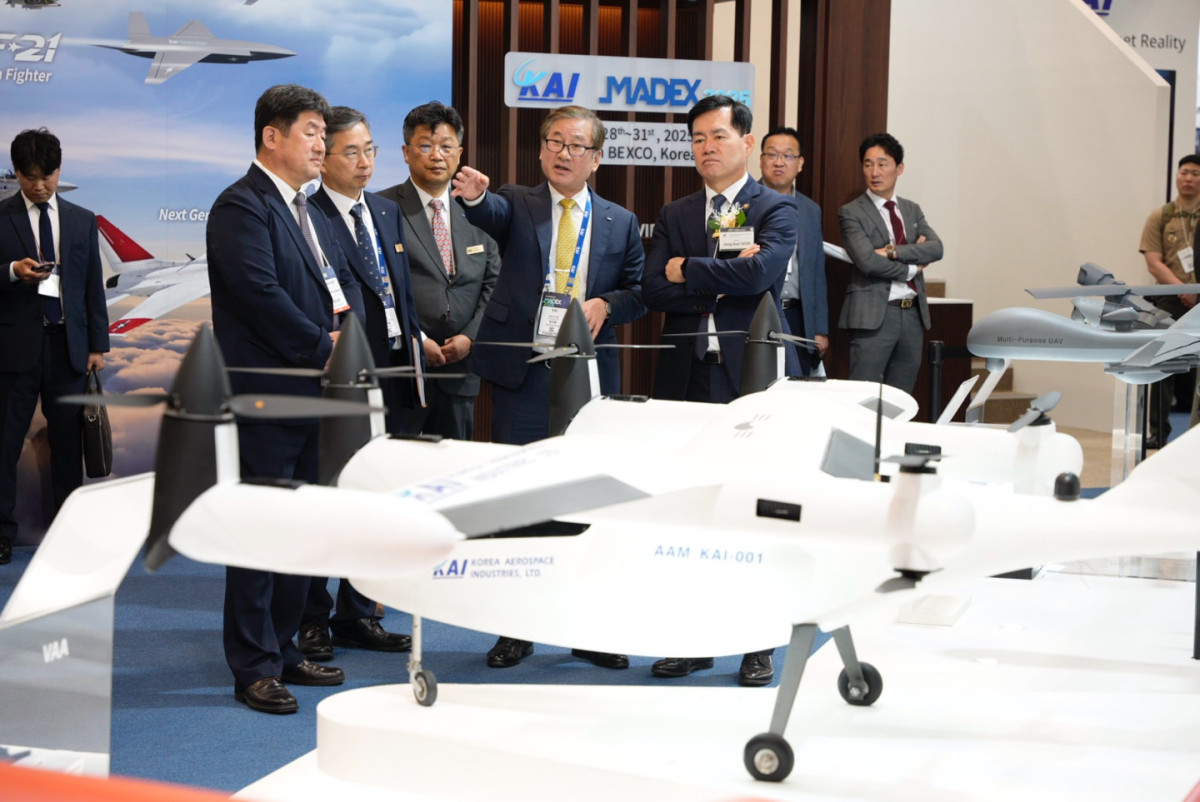 ▲MADEX KAI 부스를 방문한 석종건 방사청장에게 강구영 KAI 사장이 설명을 진행하고 있다. (사진= KAI)