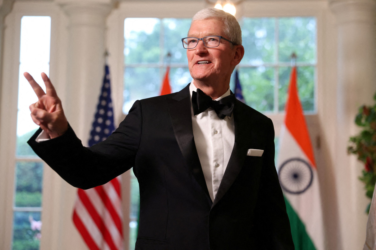 ▲팀 쿡 애플 최고경영자(CEO)가 2023년 6월 22일(현지시간) 백악관에서 조 바이든 당시 대통령이 나렌드라 모디 인도 총리를 위해 주최한 국빈 만찬에 참석한 후 손짓을 하고 있다. 워싱턴D.C./로이터연합뉴스