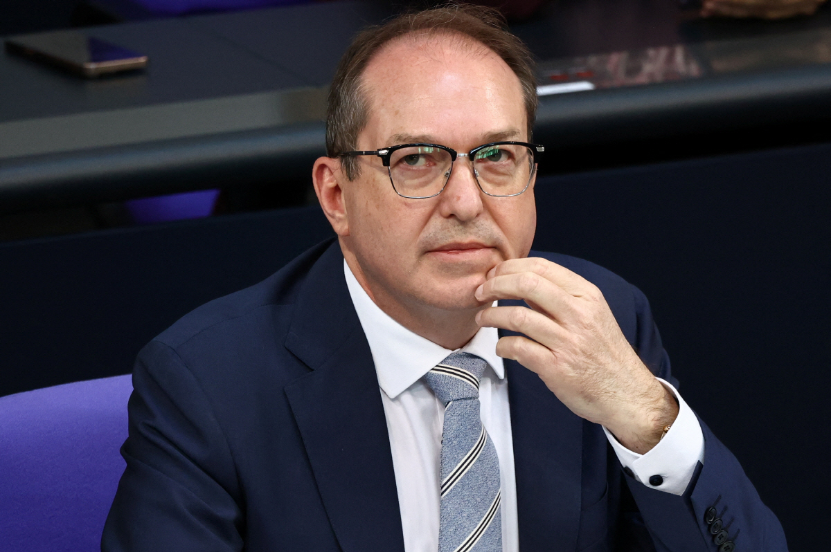 ▲알렉산더 도브린트 독일 내무장관이 21일(현지시간) 의회에 출석하고 있다. 베를린/로이터연합뉴스